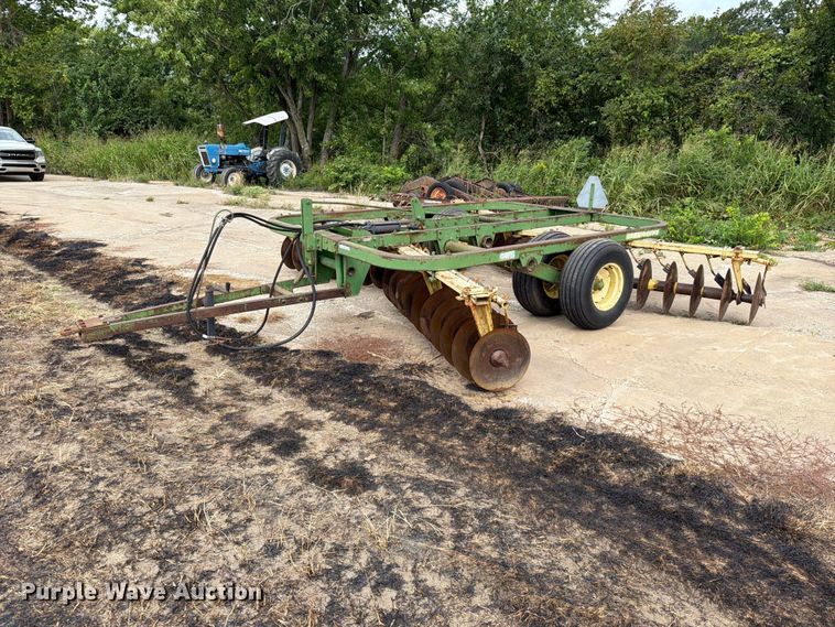 John Deere T0210 double off-set disk