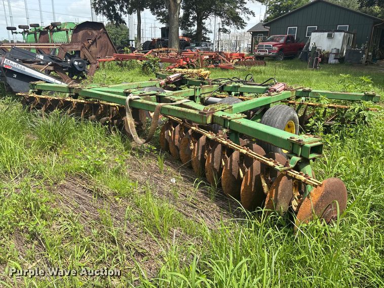 image for item EU0713 John Deere tandem disk