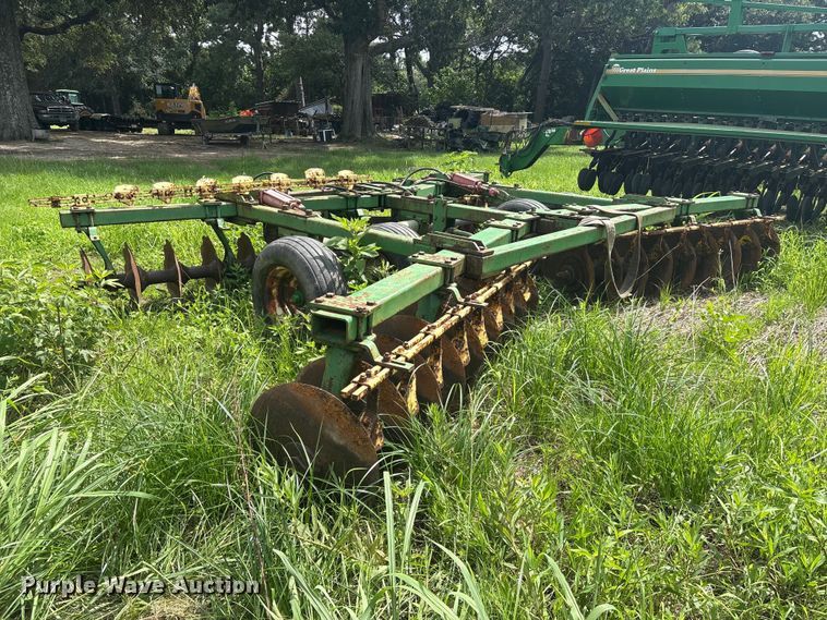 image for item EU0713 John Deere tandem disk