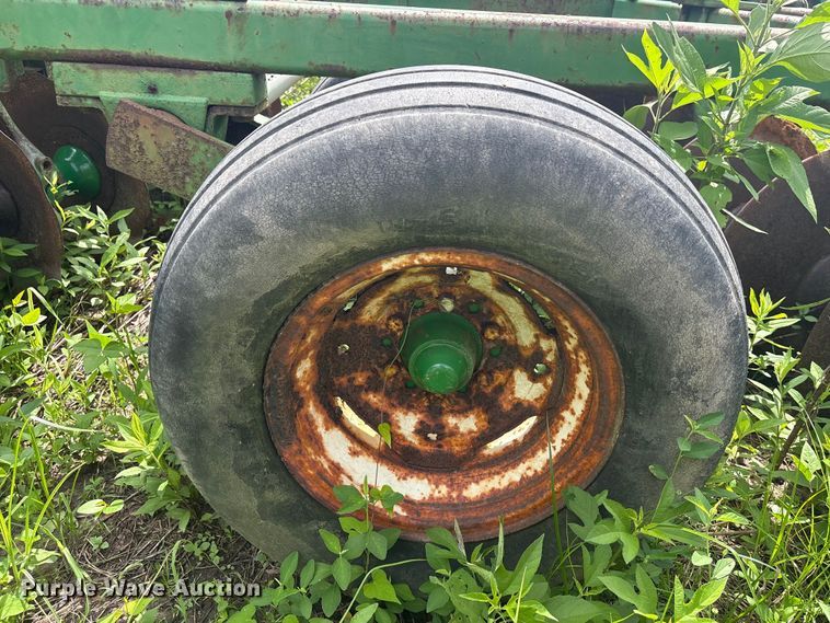 image for item EU0713 John Deere tandem disk