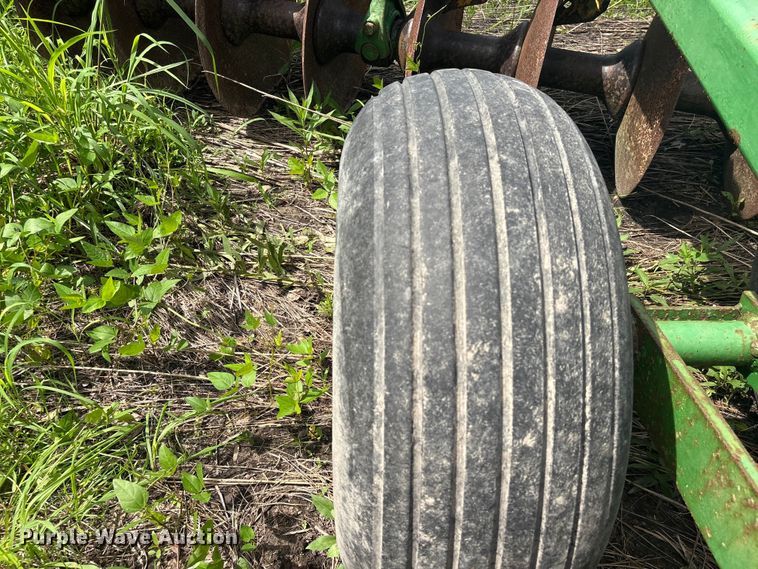 image for item EU0713 John Deere tandem disk