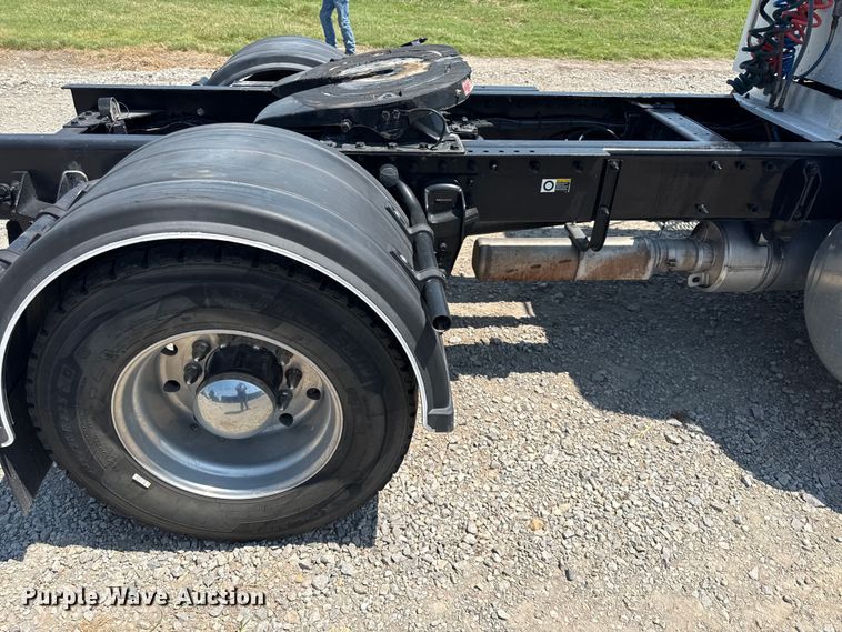 image for item EV6091 2010 Peterbilt 337 semi truck