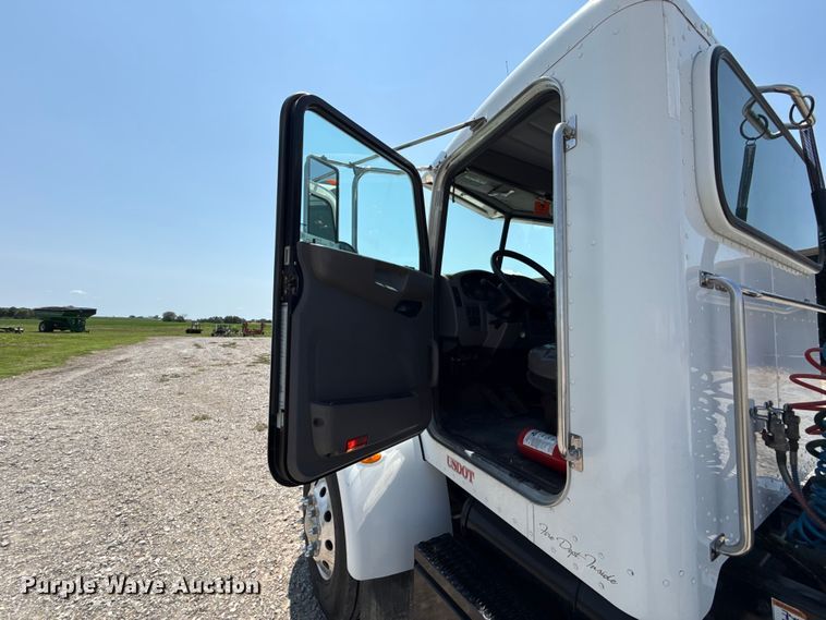 image for item EV6091 2010 Peterbilt 337 semi truck