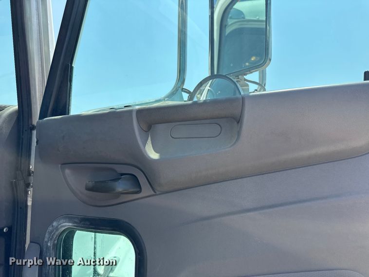 image for item EV6091 2010 Peterbilt 337 semi truck