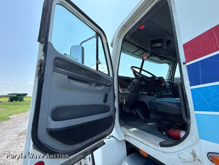 image for item EV6107 2000 Freightliner Century semi truck