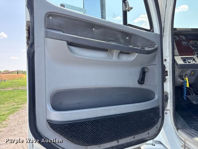image for item EV6107 2000 Freightliner Century semi truck