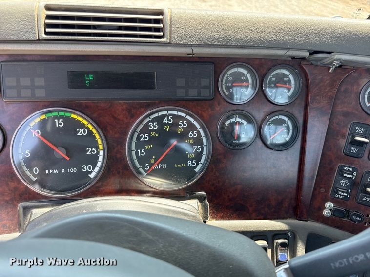 image for item EV6107 2000 Freightliner Century semi truck