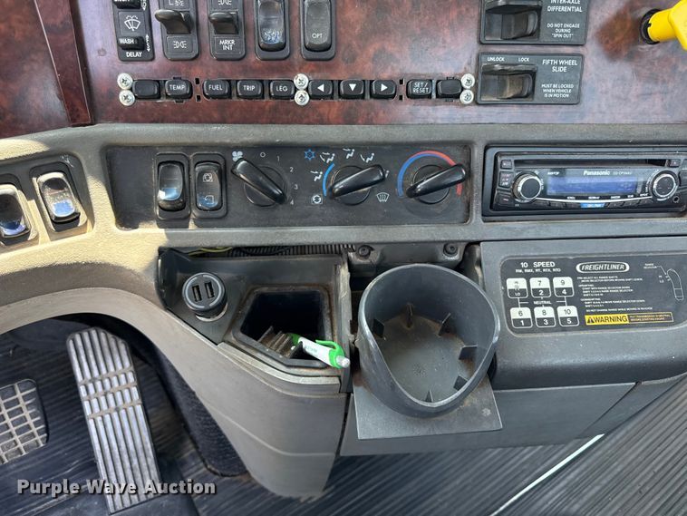 image for item EV6107 2000 Freightliner Century semi truck
