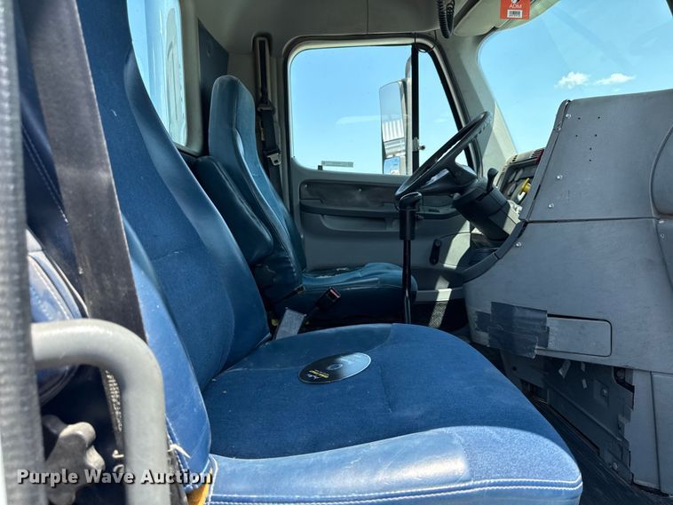 image for item EV6107 2000 Freightliner Century semi truck