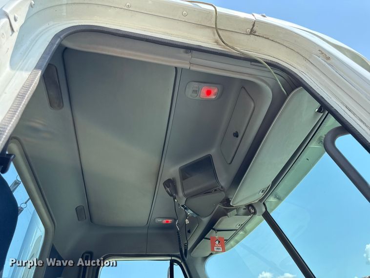 image for item EV6107 2000 Freightliner Century semi truck