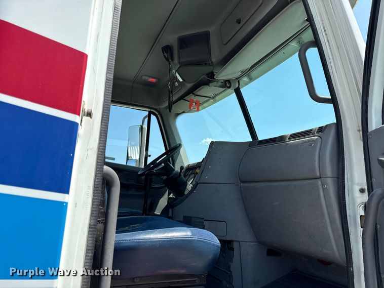 image for item EV6107 2000 Freightliner Century semi truck