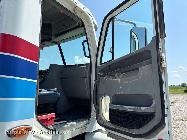 image for item EV6107 2000 Freightliner Century semi truck