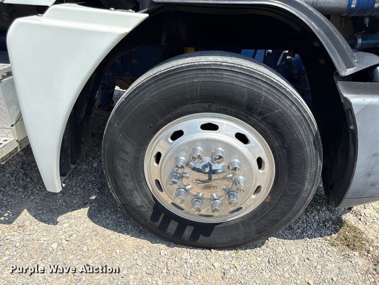 image for item EV6107 2000 Freightliner Century semi truck