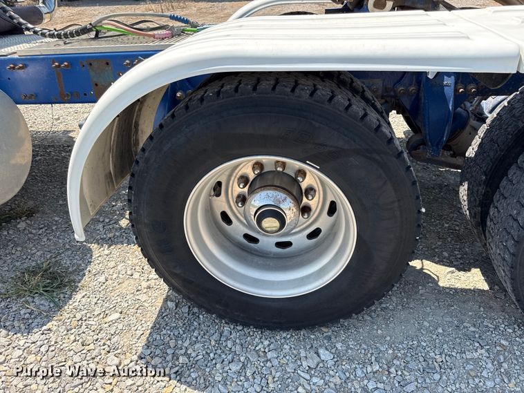 image for item EV6107 2000 Freightliner Century semi truck