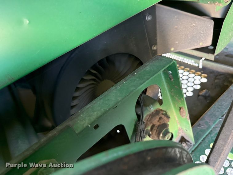 image for item EW4077 1998 John Deere 9610 combine