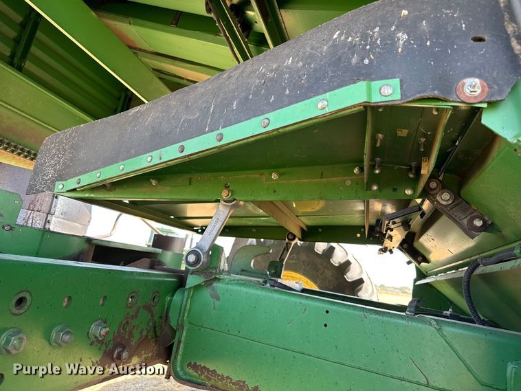 image for item EW4077 1998 John Deere 9610 combine