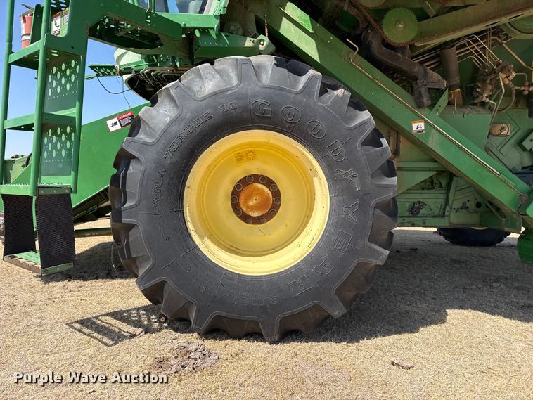 image for item EW4077 1998 John Deere 9610 combine