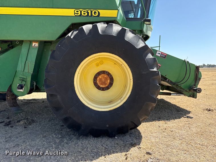 image for item EW4077 1998 John Deere 9610 combine