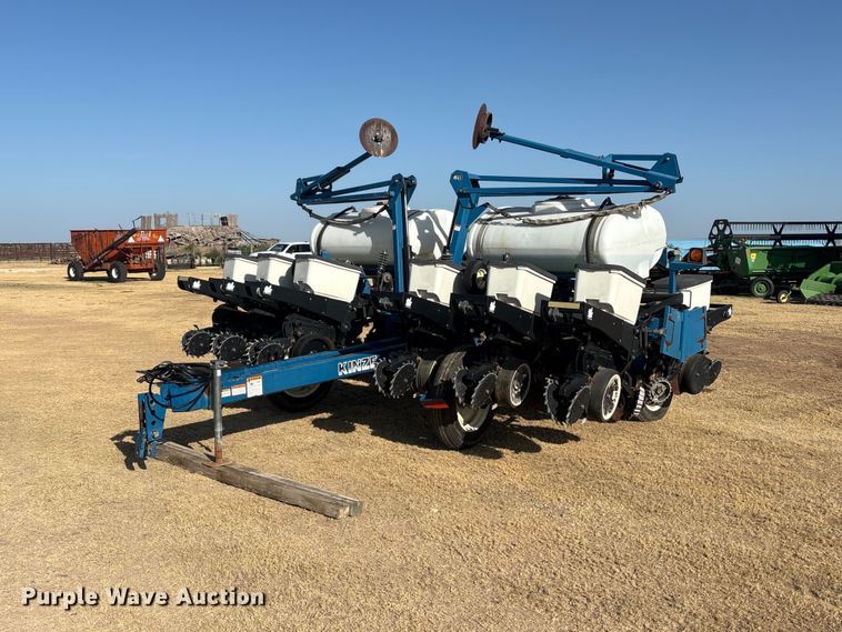 2004 Kinze 3200 planter