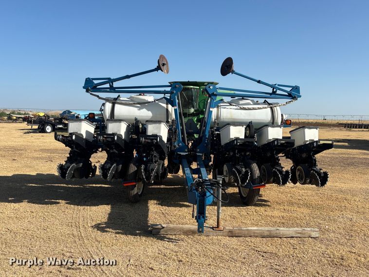 image for item EW4078 2004 Kinze 3200 planter