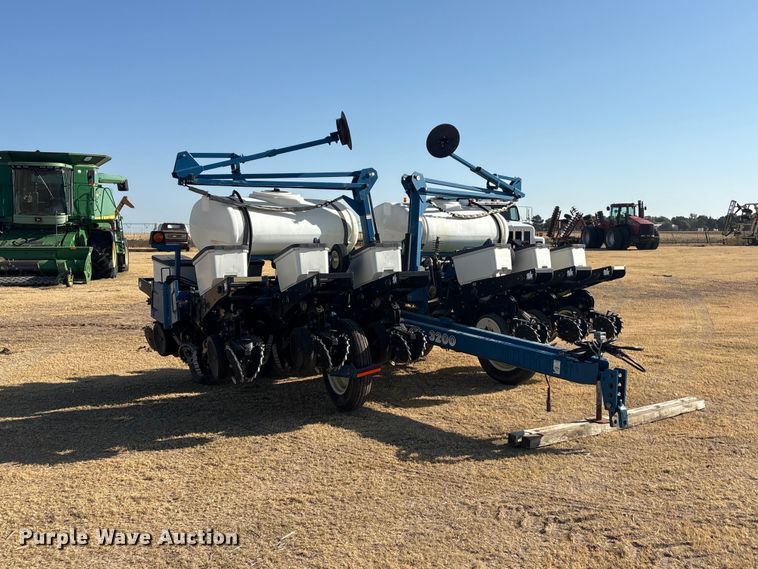 image for item EW4078 2004 Kinze 3200 planter