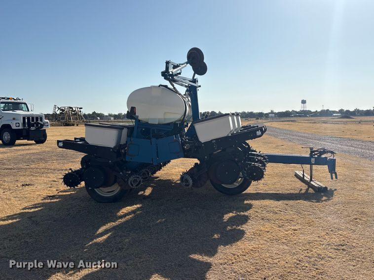 image for item EW4078 2004 Kinze 3200 planter