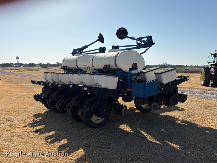 image for item EW4078 2004 Kinze 3200 planter
