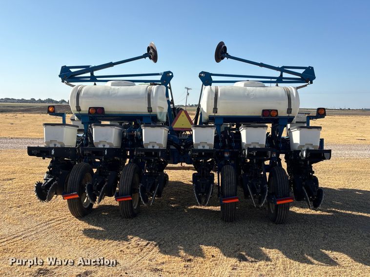 image for item EW4078 2004 Kinze 3200 planter