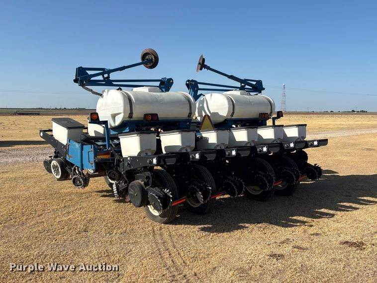 image for item EW4078 2004 Kinze 3200 planter