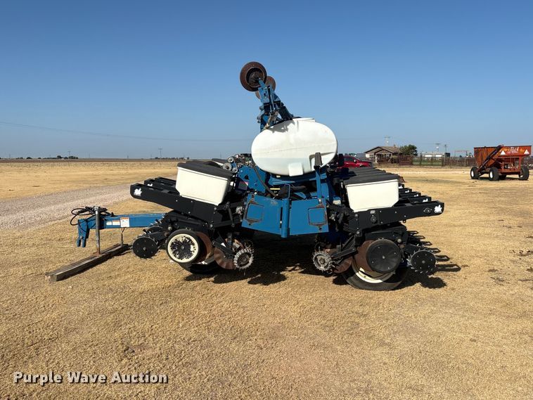 image for item EW4078 2004 Kinze 3200 planter