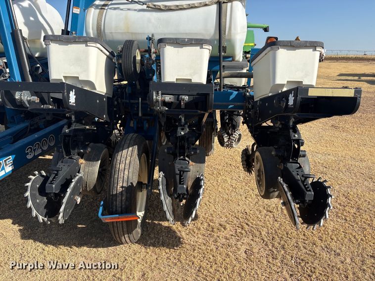 image for item EW4078 2004 Kinze 3200 planter