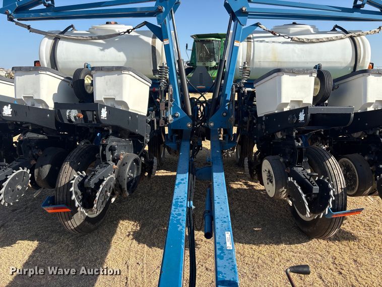 image for item EW4078 2004 Kinze 3200 planter