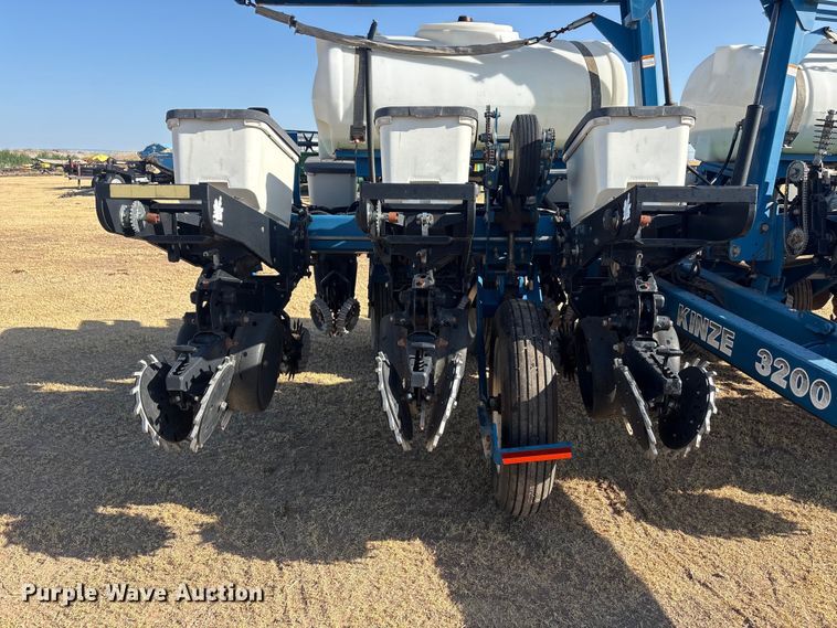 image for item EW4078 2004 Kinze 3200 planter