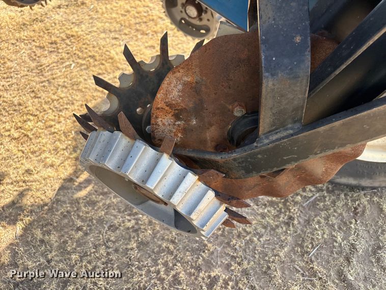 image for item EW4078 2004 Kinze 3200 planter