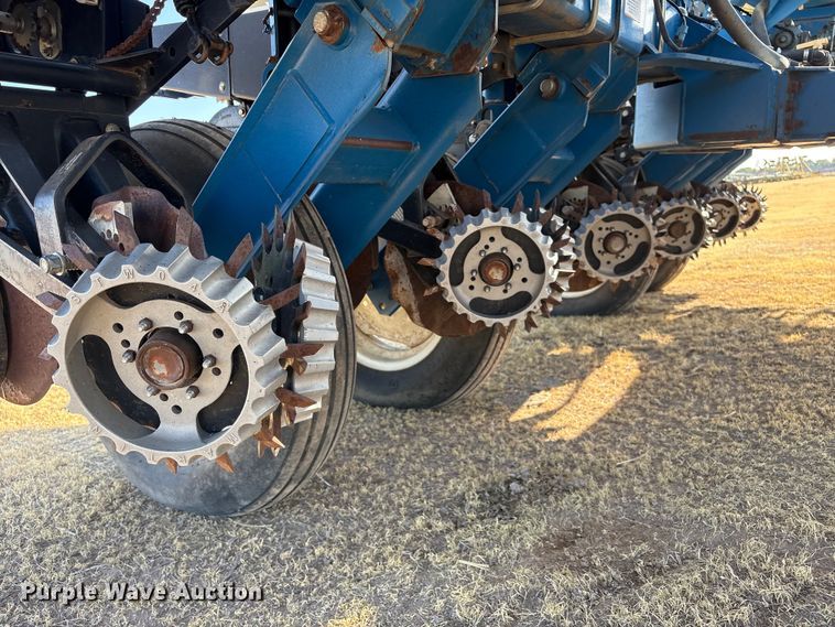 image for item EW4078 2004 Kinze 3200 planter
