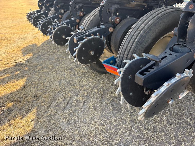 image for item EW4078 2004 Kinze 3200 planter