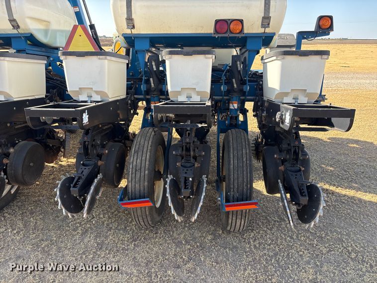 image for item EW4078 2004 Kinze 3200 planter