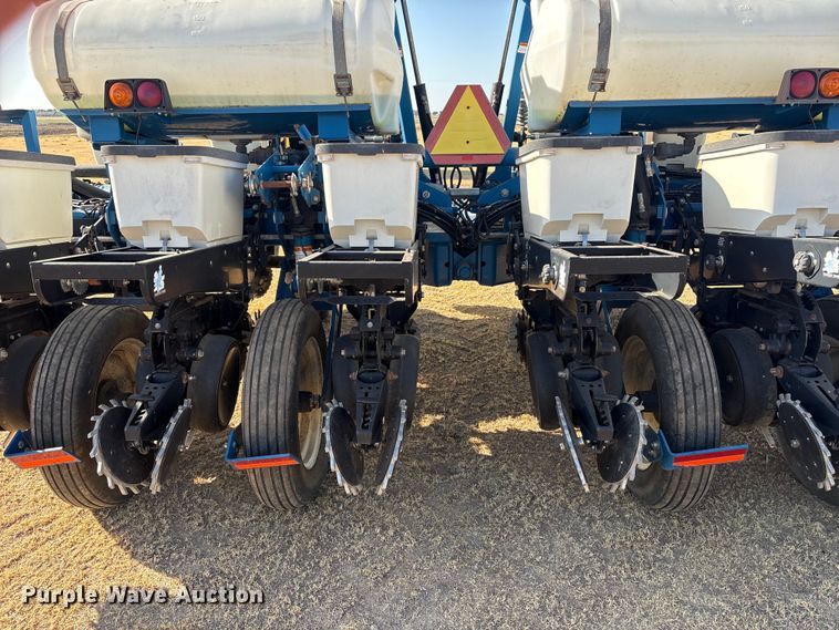 image for item EW4078 2004 Kinze 3200 planter