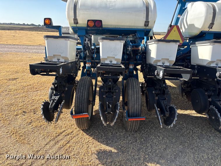 image for item EW4078 2004 Kinze 3200 planter