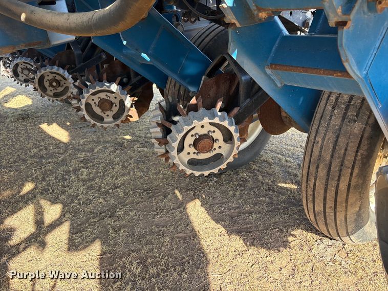 image for item EW4078 2004 Kinze 3200 planter