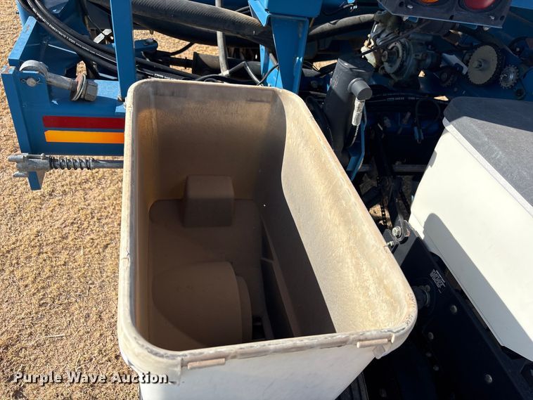 image for item EW4078 2004 Kinze 3200 planter