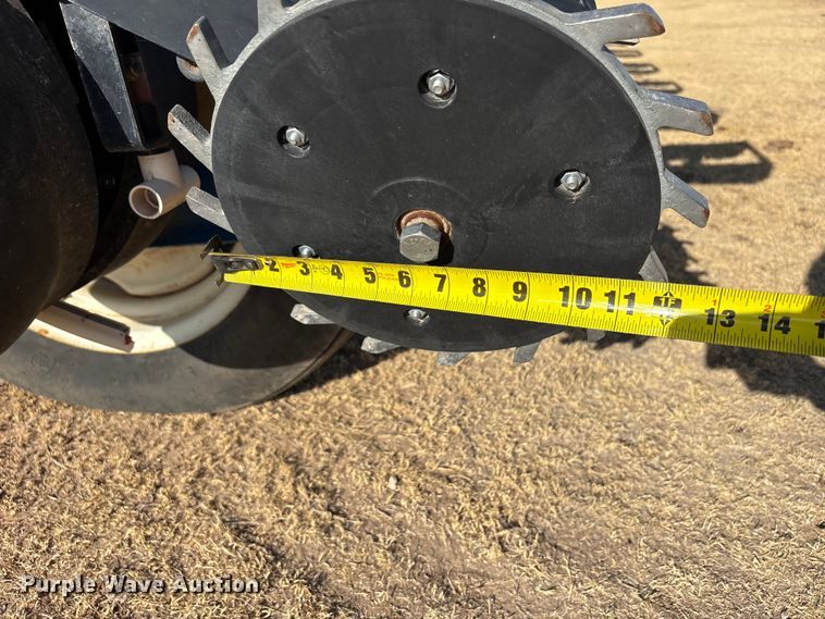 image for item EW4078 2004 Kinze 3200 planter