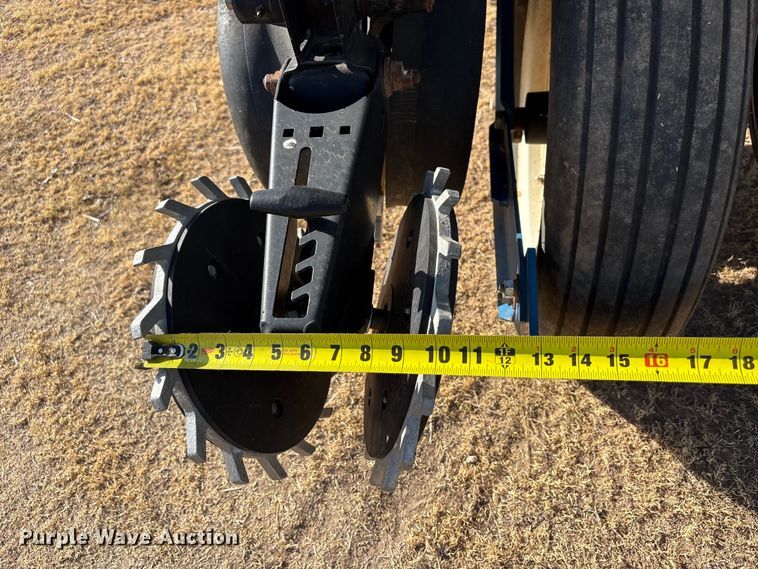 image for item EW4078 2004 Kinze 3200 planter