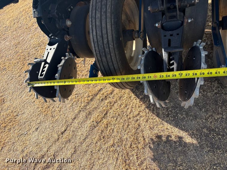 image for item EW4078 2004 Kinze 3200 planter