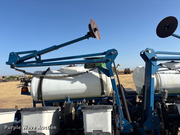 image for item EW4078 2004 Kinze 3200 planter