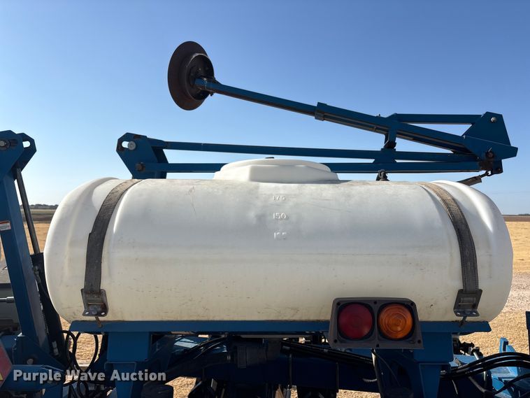 image for item EW4078 2004 Kinze 3200 planter