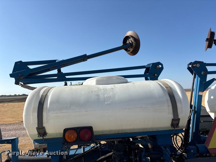 image for item EW4078 2004 Kinze 3200 planter