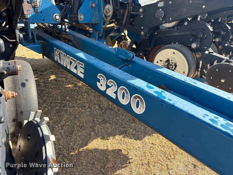 image for item EW4078 2004 Kinze 3200 planter