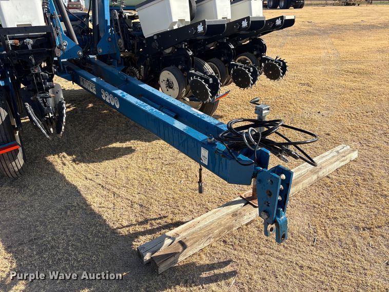 image for item EW4078 2004 Kinze 3200 planter