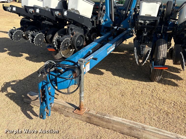 image for item EW4078 2004 Kinze 3200 planter